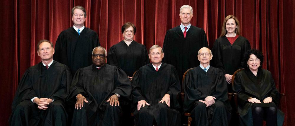 Der Supreme Court der Vereinigen Staaten mit Chief Justice John Roberts in der Mitte. Hinten rechts der neueste Zugang: die Konservative Amy Coney Barrett. 