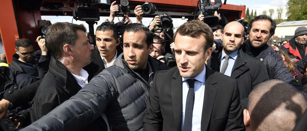 Bodyguard Alexandre Benalla (links neben Macron) bringt den französischen Präsidenten in Bedrängnis.