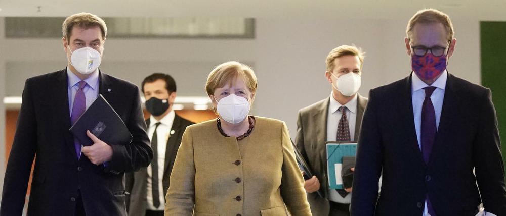 Auf dem Weg zum nächsten Gipfel. Dieses Archivfoto zeigt Markus Söder, Angela Merkel und Michael Müller einem Treffen am 5. Januar.