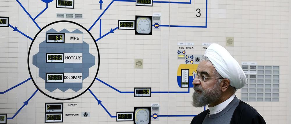 Das von der offiziellen Website des iranischen Präsidenten Hassan Rouhani veröffentlichte Foto, zeigt Rouhani beim Besuch des Kontrollraums des Kernkraftwerks Bushehr. (Archivbild)