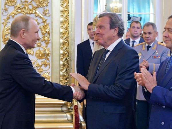 In russischen Diensten: Wladimir Putin und Gerhard Schröder. 