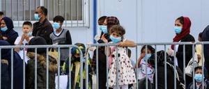 3. Mai im Hafen von Mytilene: Eine Gruppe von Flüchtlingen aus dem Camp Moria wird in Lager auf dem griechischen Festland verlegt. 