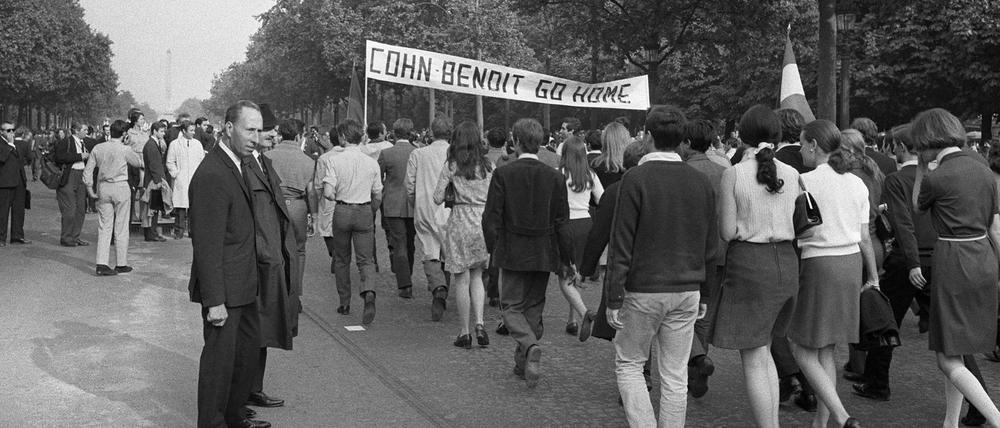 Unterstützer des Präsidenten Charles de Gaulle demonstrieren Ende Mai 1968 mit einem Transparent "Cohn-Bendit go home".