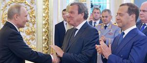 Gerhard Schröder gratuliert Wladimir Putin am 7. Mai 2018 im Kreml zur erneuten Amtseinführung als russischer Präsident.