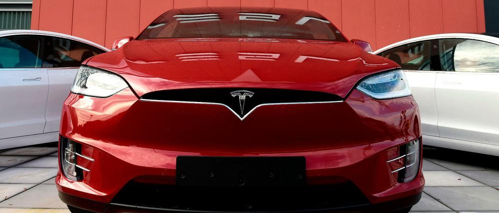 Autos von Tesla stehen zum Verkauf
