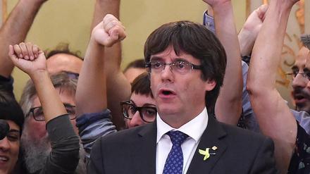 Carles Puigdemont singt die katalanische Hymne nach einer Sitzung des katalanischen Parlaments im vergangenen Oktober.  