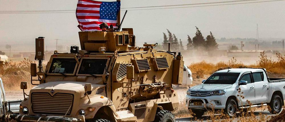 Ein US-Kampffahrzeug auf einer Straße in Syrien.