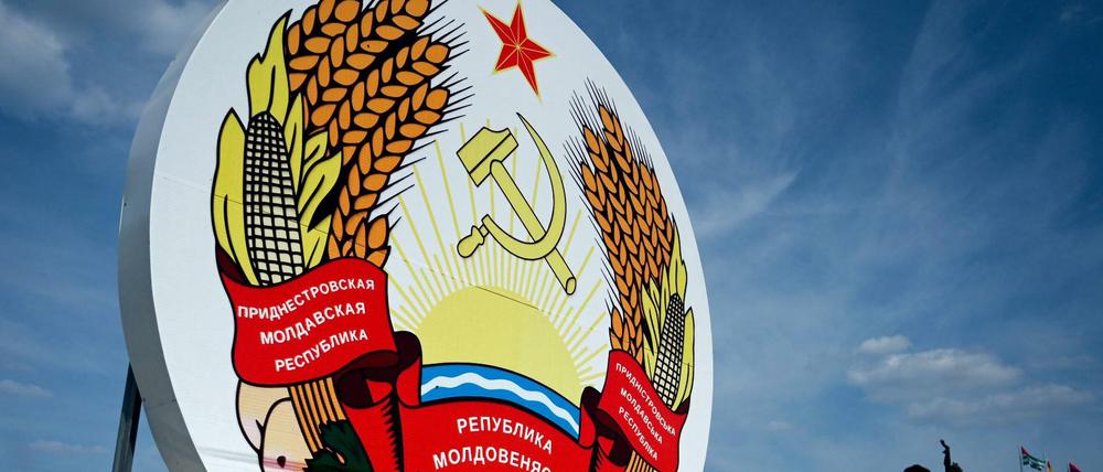 Ein Plakat mit der transnistrischen Flagge steht in der Hauptstadt der abtrünnigen Region, Tiraspol. 