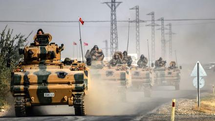 Panzer der türkischen Armee bewegen sich fünf Kilometer westlich der Stadt Karkamis an der türkisch-syrischen Grenze auf die Stadt Dscharablus zu. 