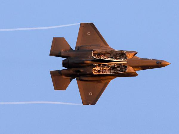 Eine F-35 fliegt durch die Wüste in Israel