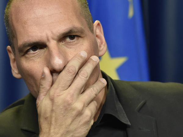 Yanis Varoufakis, Finanzminister in Griechenland, tritt zurück.