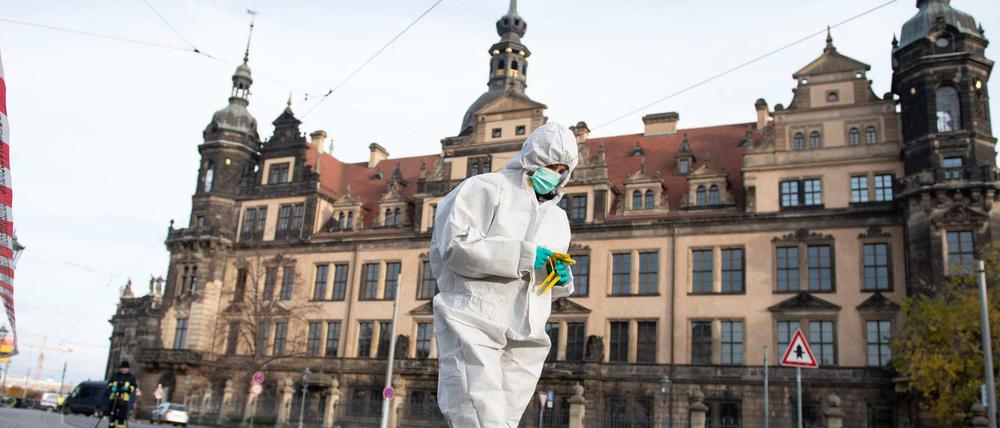 Ein forensischer Experte bei der Durchsuchung des historischen Grünen Gewölbes in Dresden.
