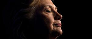 Wie in einem schlechten Traum: Kurz vor der Wahl holt die E-Mail-Affäre Hillary Clinton ein.