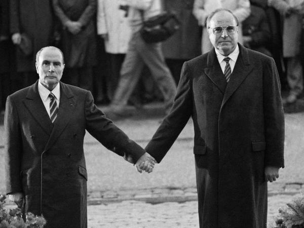 Versöhnung über Gräbern. Bundeskanzler Helmut Kohl und Frankreichs Präsident Francois Mitterrand 1984 bei Verdun.