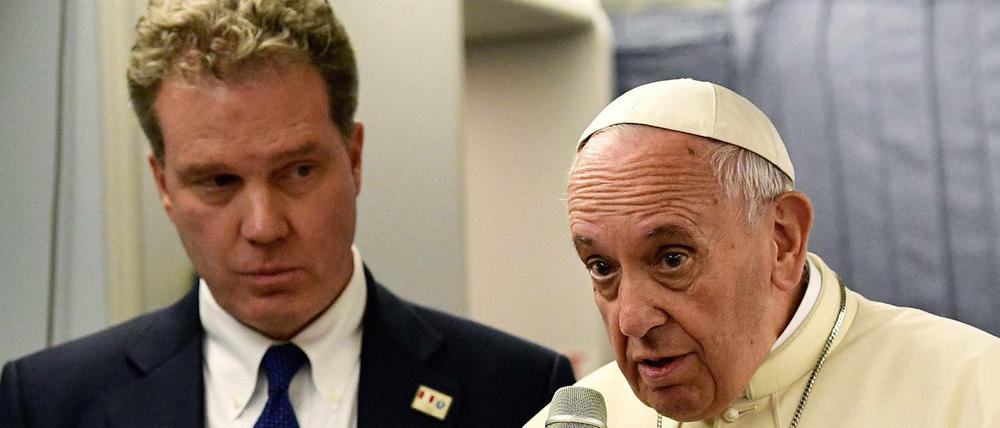 Greg Burke (links), der Sprecher von Papst Franziskus, ist überraschend zurückgetreten.