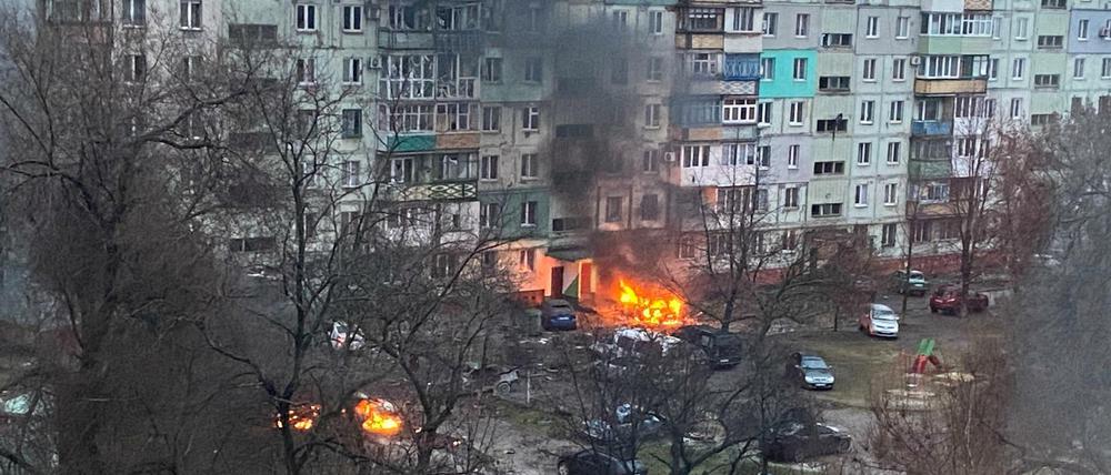 Nach einem russischen Angriff brennt es in diesem Wohngebiet von Mariupol.