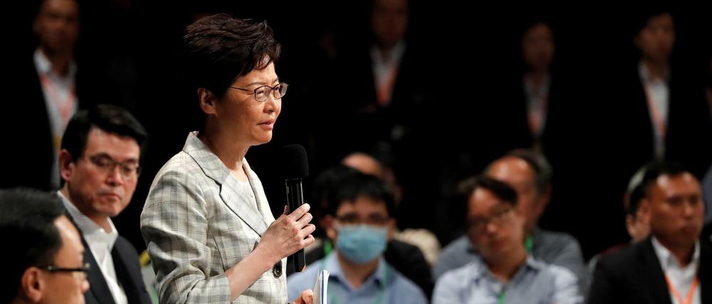 Hongkongs Verwaltungschefin Carrie Lam versucht bei einer Anhörung den Demonstrationen entgegen zu wirken.