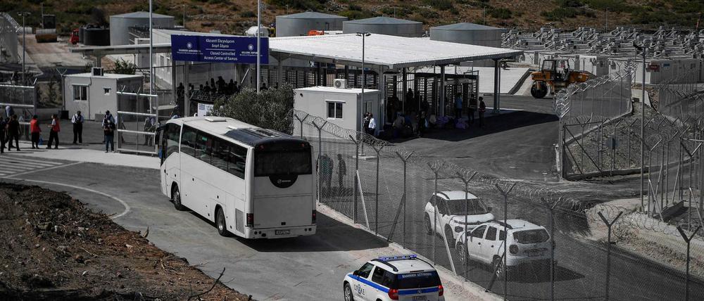Erste Gruppen von Flüchtlingen und Migranten kommen am ersten von fünf neuen "geschlossenen" Migrantenlager auf der Insel Samos an.
