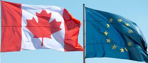 Warten auf die Einigung. Die Flaggen Kanadas und der Europäischen Union. 