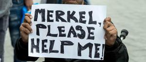 Flüchtlinge am Budapester Bahnhof Keleti appellieren an Angela Merkel.