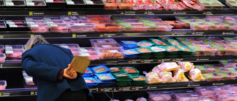 Eine Frau kauft abgepacktes Bio-Fleisch in einem Supermarkt in Hannover. Den Überblick über alle Tierwohllabel zu behalten, ist allerdings fast unmöglich geworden.