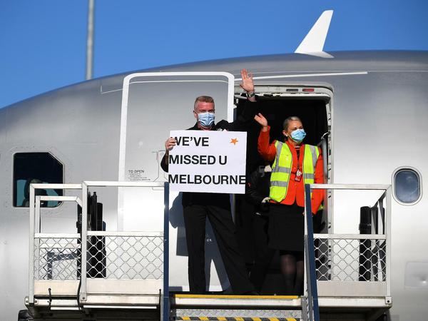 Glückliche Crew-Mitglieder nach der Landung in Melbourne.