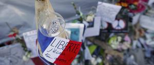 Gedenken an die Opfer des Terrors vor der Pariser Konzerthalle Bataclan. 
