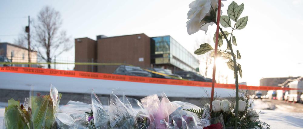 Blumen zum Gedenken an die Opfer des Moschee-Angriffs in Quebec 