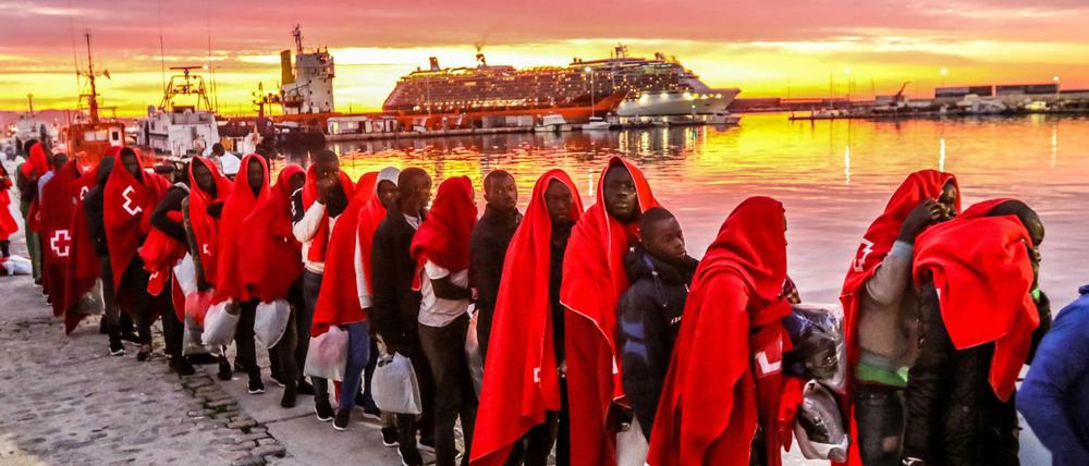 Einwanderer aus Nordafrika stehen am Hafen von Malaga. Im Alboran-Meer (Mittelmeer) waren fünf Boote mit insgesamt 262 Menschen aus Seenot gerettet worden.