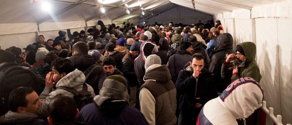 Flüchtlinge warten bei frostigen Temperaturen auf einen Termin im Lageso. In anderen Städten läuft das weniger chaotisch. 