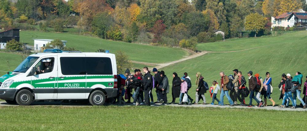 Oktober 2015 in Bayern: Die Polizei geleitet Flüchtlinge zu einer Notunterkunft.