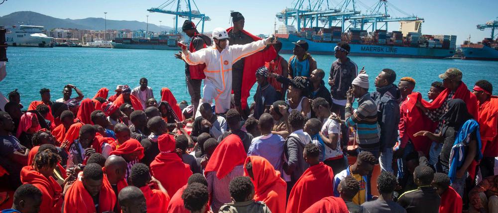 Flüchtlinge kommen im Hafen von Algeciras an, nachdem sie vom spanischen Seerettungsdienst in der Straße von Gibraltar gerettet wurden. 