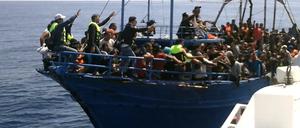 Die italienische Marine 2015 bei der Rettung von hunderten Bootsflüchtlingen aus Afrika. 