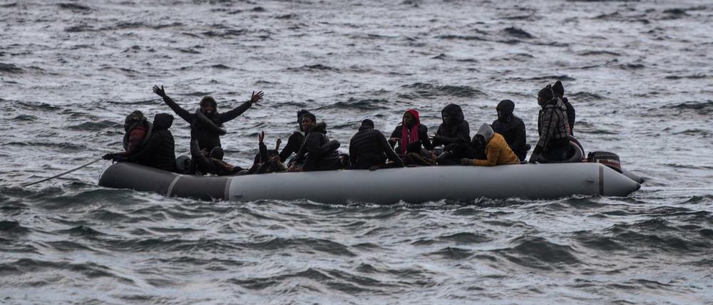 Migranten aus Afrika kommen im Februar in einem Schlauchboot am Strand des Dorfes Skala Sikamias auf Lesbos aus der Türkei an.