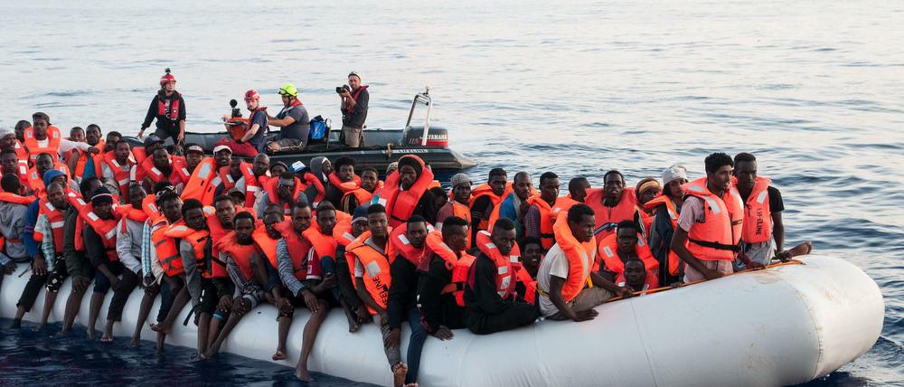 Rettung vor dem Ertrinken: Flüchtlinge auf einem Schlauchboot werden werden vom Rettungsschiff der deutschen Organisation Mission Lifeline aufgenommen.