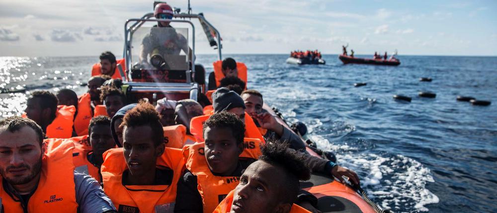 Rettung von Flüchtlingen kurz vor der Küste Libyens.