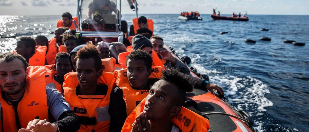 Migranten sitzen in einem Schlauchboot im zentralen Mittelmeer (Archivbild)