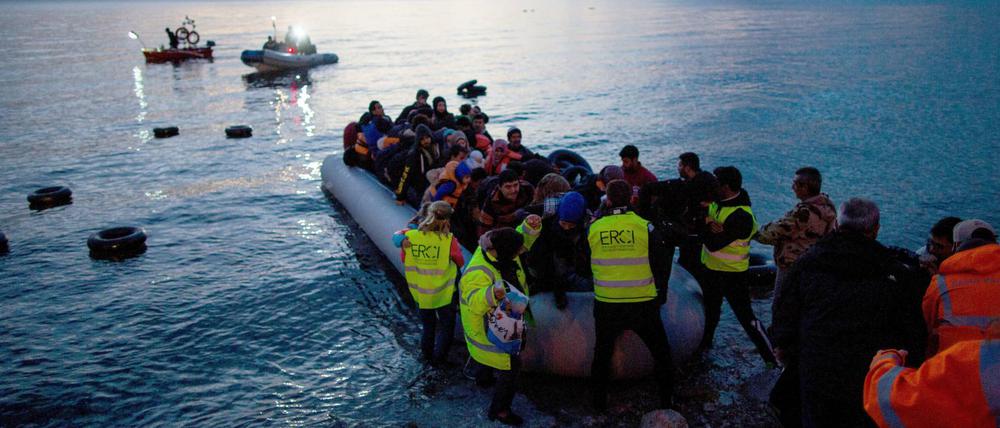 Flüchtlinge kommen 2016 in einem Schlauchboot aus der Türkei in der Nähe der griechischen Hafenstadt Mitilini an.