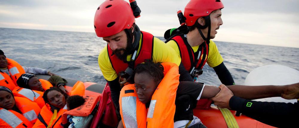 Immer wieder müssen Flüchtlinge aus dem Mittelmeer gerettet werden.
