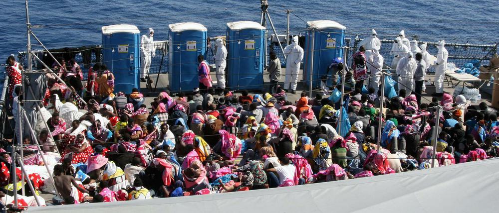 Dieses Bild zeigt eine ähnliche Situation an Bord eines Rettungsschiffs 30 Seemeilen nordwestlich der Stadt Abu Kammash in Libyen. Allerdings gibt es an Bord der MV "Talia" weder Schutzanzüge, noch mobile Toilettenkabinen.