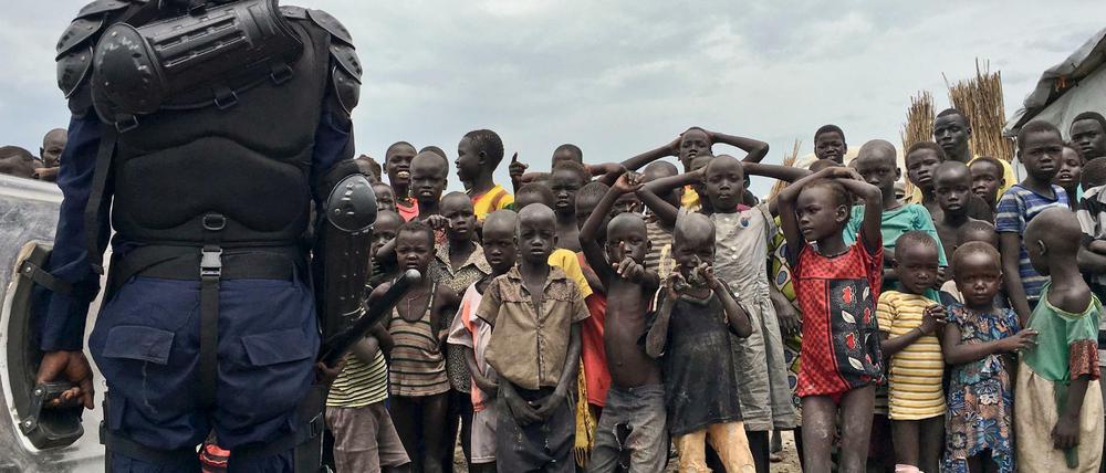 Flüchtlinge im Südsudan versammeln sich am Sonntag in Bentiu (Südsudan) beim Besuch des Hohen Flüchtlingskommissars der Vereinten Nationen, Filippo Grandi.