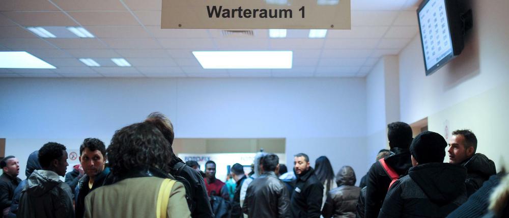 Asylantragsteller warten im LaGeSo (Landesamt für Gesundheit und Soziales) in Berlin.