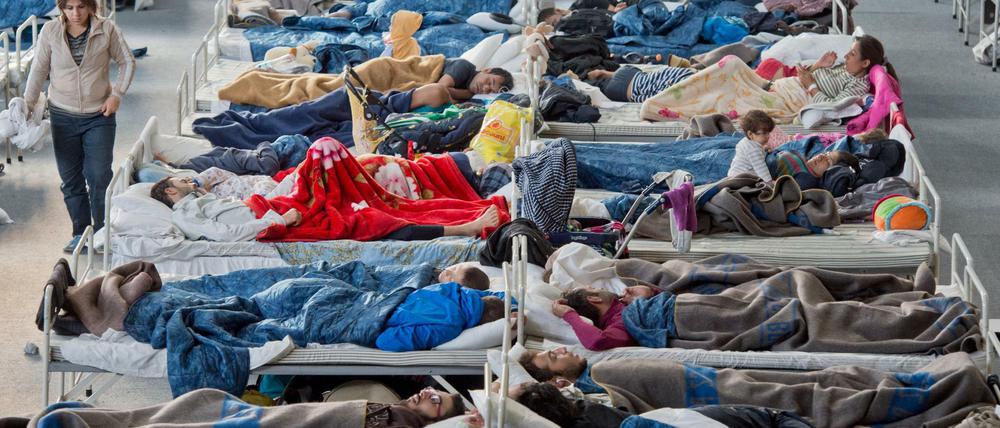 Bett an Bett - hier in einer Halle im hessischen Hanau. Die Koalition will erreichen, dass weniger Flüchtlinge kommen.