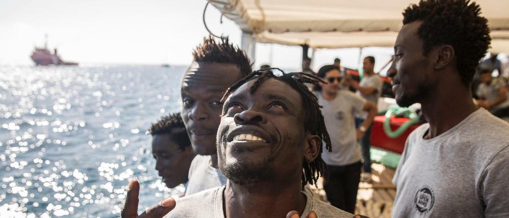 Migranten an Bord des Rettungsschiffs der spanischen Nichtregierungsorganisation Proactiva Open Arms freuen sich über ihre Ankunft in Barcelona. 