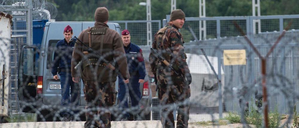 Ungarische Soldaten und Polizisten patrouillieren in der Transitzone an der ungarischen Grenze zu Serbien. 