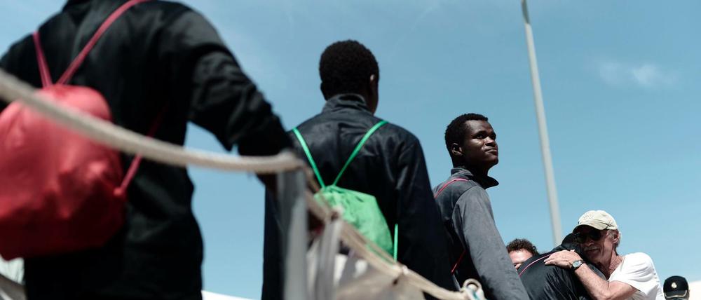 Flüchtlinge, an Bord des Seenot-Rettungsschiffes "Aquarius", bei der Ankunft am Hafen von Valencia. 