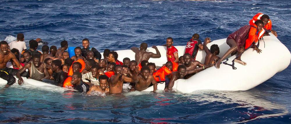 Ein Flüchtlingsboot im Mittelmeer (Symbolfoto).