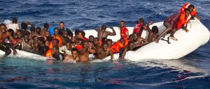 In Not: Afrikanische Flüchtlinge im Mittelmeer. Die EU will die Einwanderung stoppen.