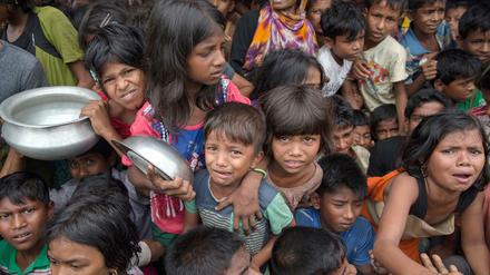 Kinder der muslimischen Minderheit Rohingya warten in Thaingkhali (Bangladesch) auf Essensrationen, die von einer türkischen Hilfsorganisation an Kinder und Frauen ausgeteilt werden. 