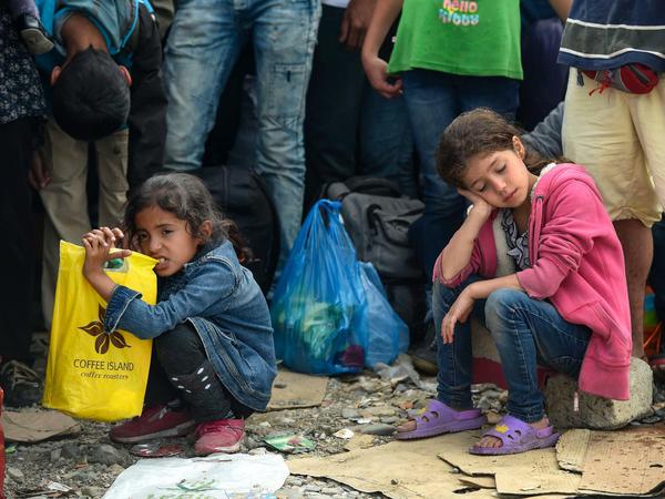 Nicht nur an den Grenzen innerhalb der EU stehen tausende Flüchtlinge und warten auf den Übertritt. Diese Mädchen sind völlig erschöpft in Mazdeonien gestrandet, von wo sie vermutlich gen Westen weiterreisen werden.